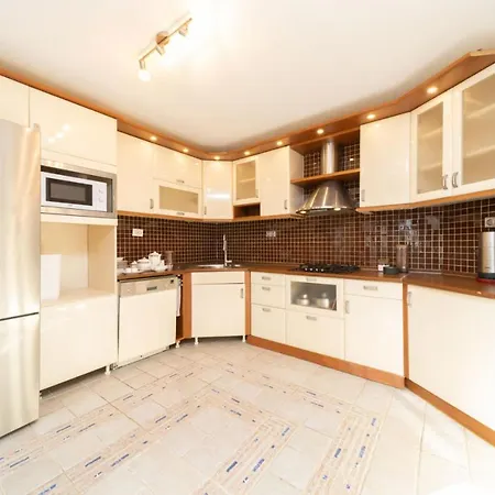 House Close To With Shared Pool In Antalia