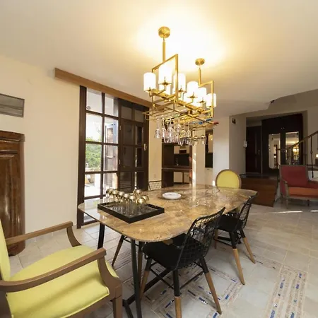 House Close To With Shared Pool In Villa *