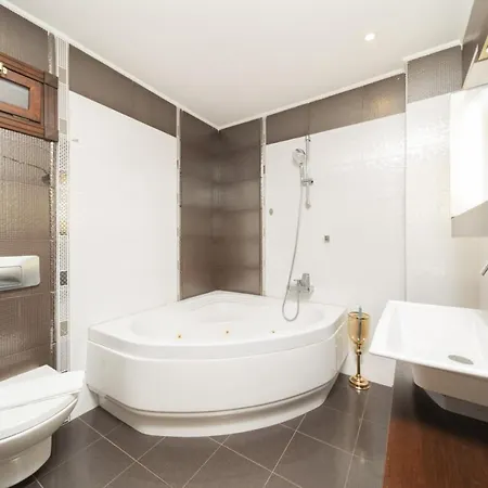 House Close To With Shared Pool In Villa *