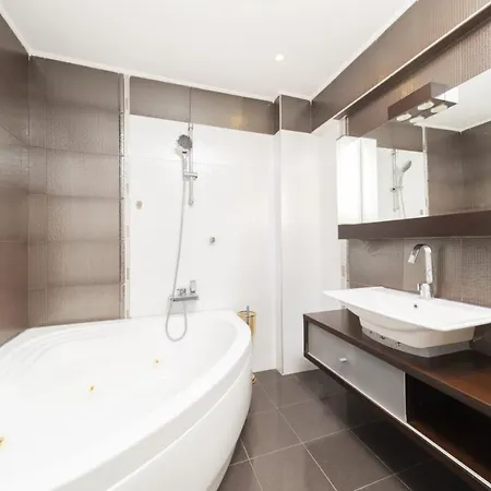 House Close To With Shared Pool In Antalia